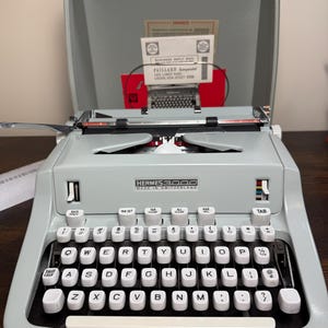 SCRIPT Professionally restored Hermes 3000 in near MINT condition, Script type, 1 YR guarantee, new platen, Swiss made 1969