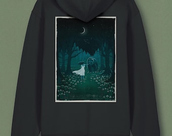 Puede incluir: Sudadera con capucha negra con un estampado de escena de bosque en la espalda. La obra de arte representa a una persona con un vestido blanco y un oso, enmarcada por un borde blanco, bajo una luna creciente. El diseño está sobre un fondo verde oscuro.