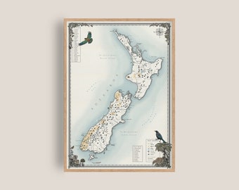 Puede incluir: Un mapa de Nueva Zelanda de estilo vintage con un esquema de color azul y blanco. El mapa presenta varios puntos de referencia y ciudades, incluyendo Auckland, Wellington y Christchurch. El mapa está rodeado por un borde decorativo con pájaros y plantas.