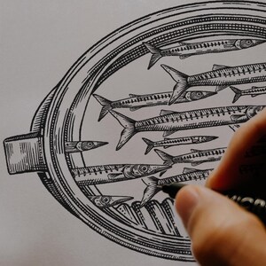 K&ouml;nnte beinhalten: Eine schwarz-wei&szlig;e Tuschezeichnung auf Papier, die einen Schwarm schlanker, l&auml;nglicher Fische in einem gro&szlig;en, ovalen Beh&auml;lter zeigt. Die Zeichnung verwendet detaillierte Schraffuren und Linien, um die Fischschuppen und Flossen darzustellen.