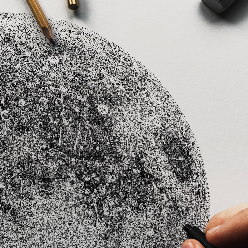 Puede incluir: Un primer plano de un dibujo en blanco y negro de la luna, creado utilizando una t&eacute;cnica de puntillismo. La luna est&aacute; dibujada en detalle, con cr&aacute;teres y otras caracter&iacute;sticas de la superficie visibles.