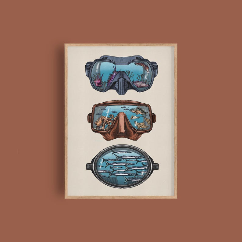 K&ouml;nnte beinhalten: Ein gerahmter Kunstdruck mit drei &uuml;bereinander angeordneten Tauchmasken. Die obere Maske zeigt eine blaue Unterwasserszene mit einer Nacktschnecke. Die mittlere Maske zeigt einen Oktopus und Fische. Die untere ovale Maske enth&auml;lt einen Schwarm silberner Fische.