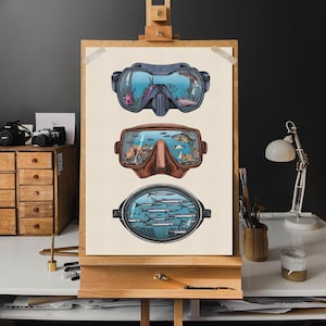 K&ouml;nnte beinhalten: Ein vertikaler Kunstdruck mit drei &uuml;bereinander angeordneten Tauchmasken. Die obere Maske zeigt violette Nacktkiemer, die mittlere Maske einen Oktopus und Fische, und die untere ovale Maske enth&auml;lt einen Schwarm Barrakudas auf cremefarbenem Grund.