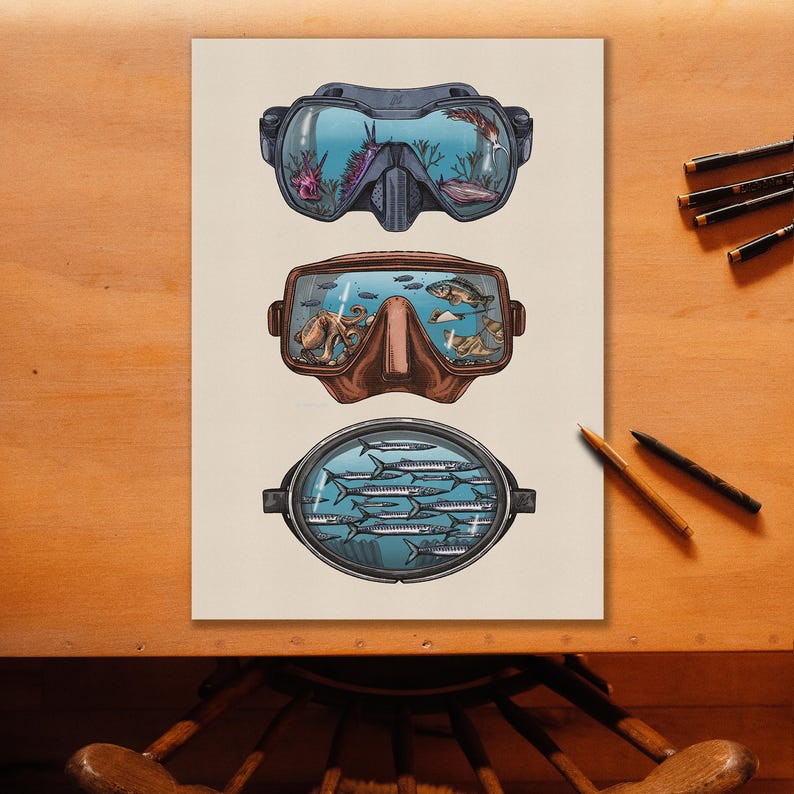 K&ouml;nnte beinhalten: Ein vertikaler Kunstdruck mit drei &uuml;bereinander angeordneten Tauchmasken auf cremefarbenem Hintergrund. Die obere Maske zeigt bunte Nacktkiemer, die mittlere Maske einen Oktopus und Fische, und die untere Maske enth&auml;lt einen Schwarm silberner Barrakudas.