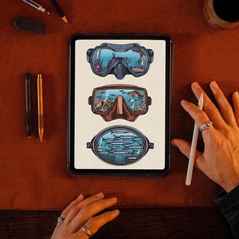 K&ouml;nnte beinhalten: Eine digitale Illustration auf einem Tablet-Bildschirm mit drei &uuml;bereinander angeordneten Tauchmasken. Die obere Maske zeigt Meereslebewesen, die mittlere Maske einen Oktopus und Fische, und die untere ovale Maske enth&auml;lt einen Schwarm Barrakudas im blauen Wasser.
