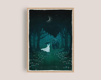 Puede incluir: Una impresión artística que representa a una mujer con un vestido blanco caminando hacia un oso en un bosque iluminado por la luna. La obra de arte presenta una paleta de colores verde oscuro y verde azulado, con una luna creciente en el cielo nocturno. La impresión está enmarcada.