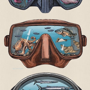 K&ouml;nnte beinhalten: Eine Illustration einer braunen Tauchmaske mit einer detaillierten Unterwasserszene im Sichtfenster. Das Bild zeigt einen Oktopus auf der linken Seite, einen gro&szlig;en Fisch und zwei Rochen auf der rechten Seite, die in blauem Wasser schwimmen.