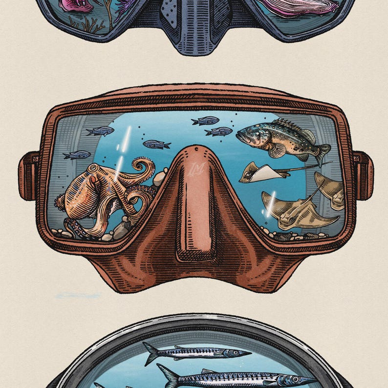K&ouml;nnte beinhalten: Eine Illustration einer braunen Tauchmaske mit einer detaillierten Unterwasserszene im Sichtfenster. Das Bild zeigt einen Oktopus auf der linken Seite, einen gro&szlig;en Fisch und zwei Rochen auf der rechten Seite, die in blauem Wasser schwimmen.