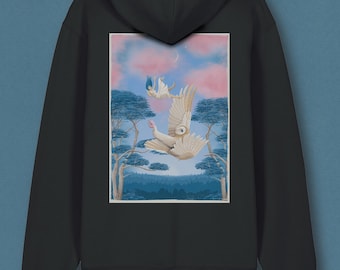 Puede incluir: Sudadera con capucha negra con una ilustración colorida en la espalda. La obra de arte representa a una persona cayendo del cielo, con un gran pájaro en vuelo, sobre un fondo de árboles, una luna creciente y un cielo rosa y azul.