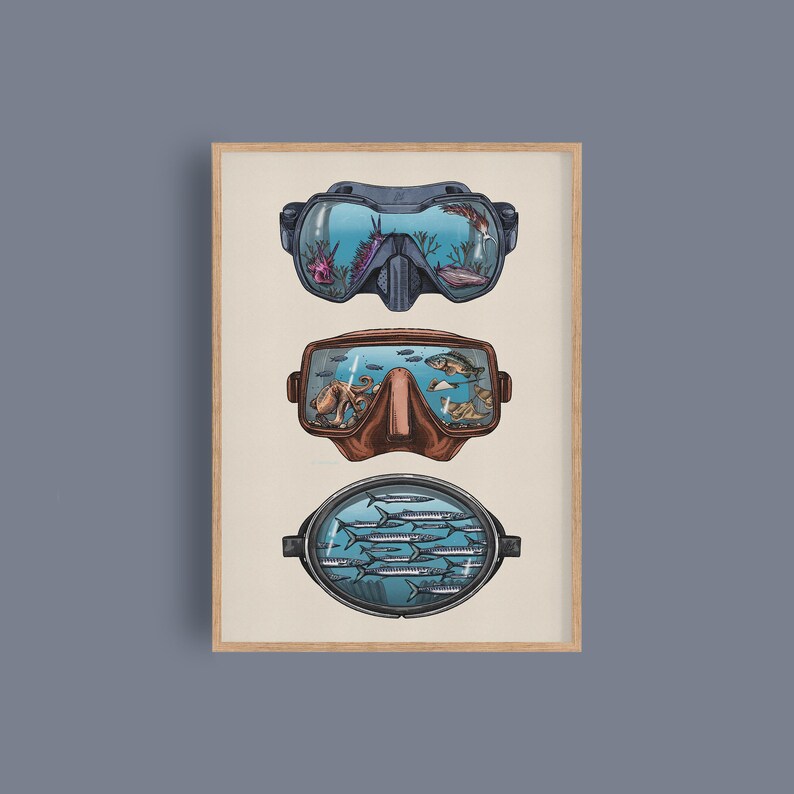 K&ouml;nnte beinhalten: Ein gerahmter Kunstdruck mit drei &uuml;bereinander angeordneten Tauchmasken. Die obere Maske zeigt eine blaue Unterwasserszene mit einer Nacktschnecke. Die mittlere Maske zeigt einen Oktopus und kleine Fische. Die untere ovale Maske enth&auml;lt einen Schwarm silberner Barrakudas.