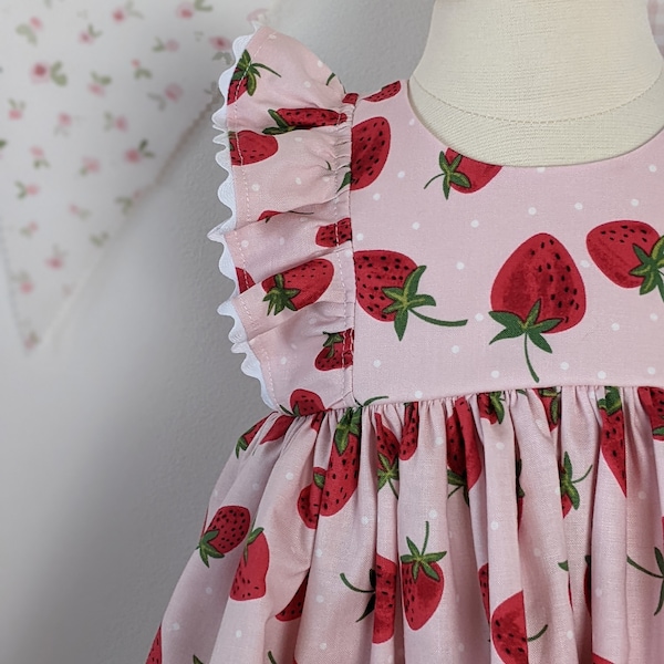 Conjunto de vestido para niña en color rosa con estampado de fresas - Berry Sweet