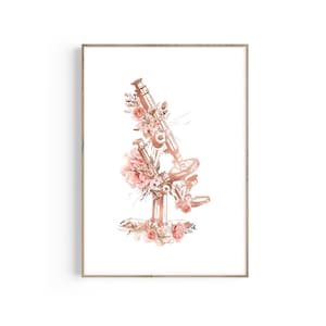 Può includere: Un microscopio color oro rosa con fiori e foglie rosa. Il microscopio è in stile vintage con una base rotonda e un braccio lungo e curvo. I fiori sono delicati e realistici e sono disposti attorno al microscopio in un modo bello e fantasioso.
