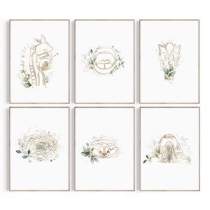 Puede incluir: Conjunto de seis impresiones de arte imprimibles que presentan dibujos de línea dorada de la anatomie humana, incluyendo la boca, la garganta, la laringe y el cerebro. Cada impresión está rodeada de un delicado diseño floral de acuarela en tonos verdes y dorados.