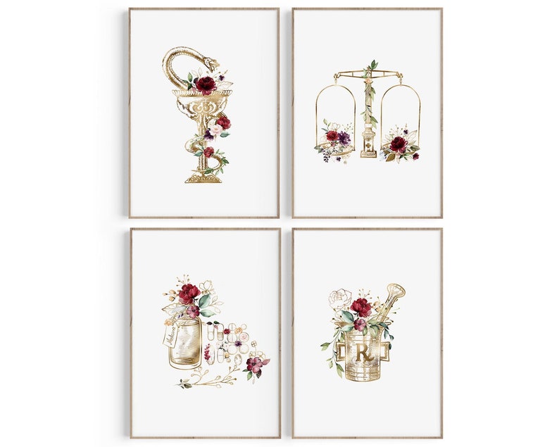 Puede incluir: Conjunto de cuatro impresiones enmarcadas en dorado y blanco con dise&ntilde;os florales de acuarela y s&iacute;mbolos de botica. Los s&iacute;mbolos incluyen una serpiente enroscada alrededor de una copa, una balanza, un frasco y un mortero y un pil&oacute;n.