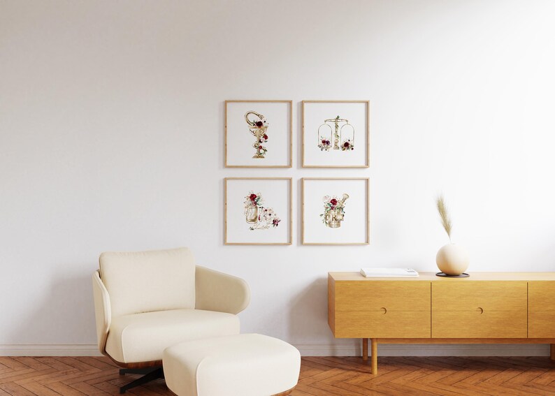 Puede incluir: Cuatro ilustraciones de acuarela enmarcadas de objetos dorados con acentos florales. Los objetos son una copa, una balanza, una jarra y una regadera. Las ilustraciones se colocan contra una pared blanca con un suelo de madera clara.