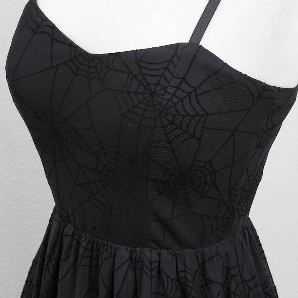 Spinnennetz Swing Kleid mit Taschen in Schwarz
