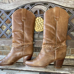Taille 9B Bottes à talons en cuir marron ceinturé par Nobil’s Made in Brazil vintage années 80