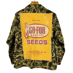 Einzigartige, umgearbeitete Vintage-Jagdjacke, Patchwork aus Saatgutsäcken, Tarn-Arbeitskleidung, Upcycling-Americana, tragbare Kunst
