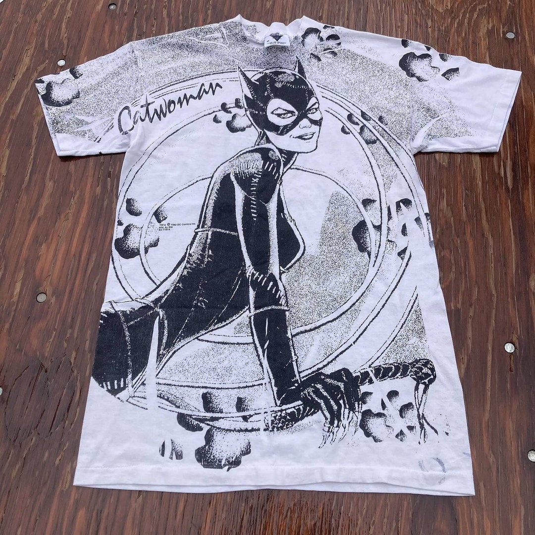 SUE Catwoman dolls グラフィック Tシャツ SUE Catwoman dolls グラフィック Tシャツ Catwoman T-Shirt