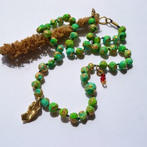 Collana multicolore, collana in cartapesta, collana dipinta a mano, gioielli in carta riciclata, regalo sostenibile per lei, arte indossabile