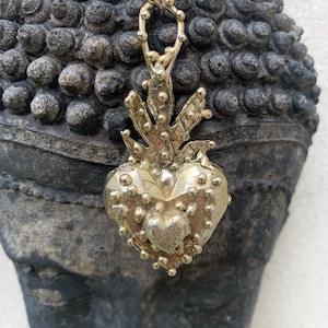 Ex Voto Anhänger, Heiliges Herz Halskette, handgemachte weiße Bronze Halskette, Mexikanisches Herz Wunderamulett, Schmuck Geschenk für Mutter, Handmodellierung