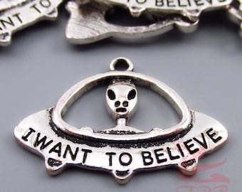5 Alien UFO Charms 29 mm Großverkauf ich möchte versilberte Anhänger SC0067668 glauben