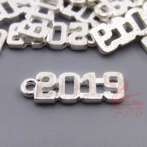 10 Year 2019 Charms 20mm Wholesale Silver Plated Pendants SC0107161