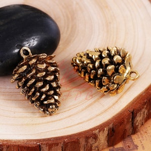 2 ciondoli autunnali a forma di pigna da 34 mm placcati oro antico GC0085558
