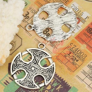 5 Celtic Trinity-knoopbedels 32 mm groothandel antiek verzilverde triquetra-hangers SC0133775