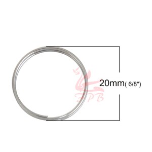 Puede incluir: Un llavero de plata con un di&aacute;metro de 20 mm (6/8").