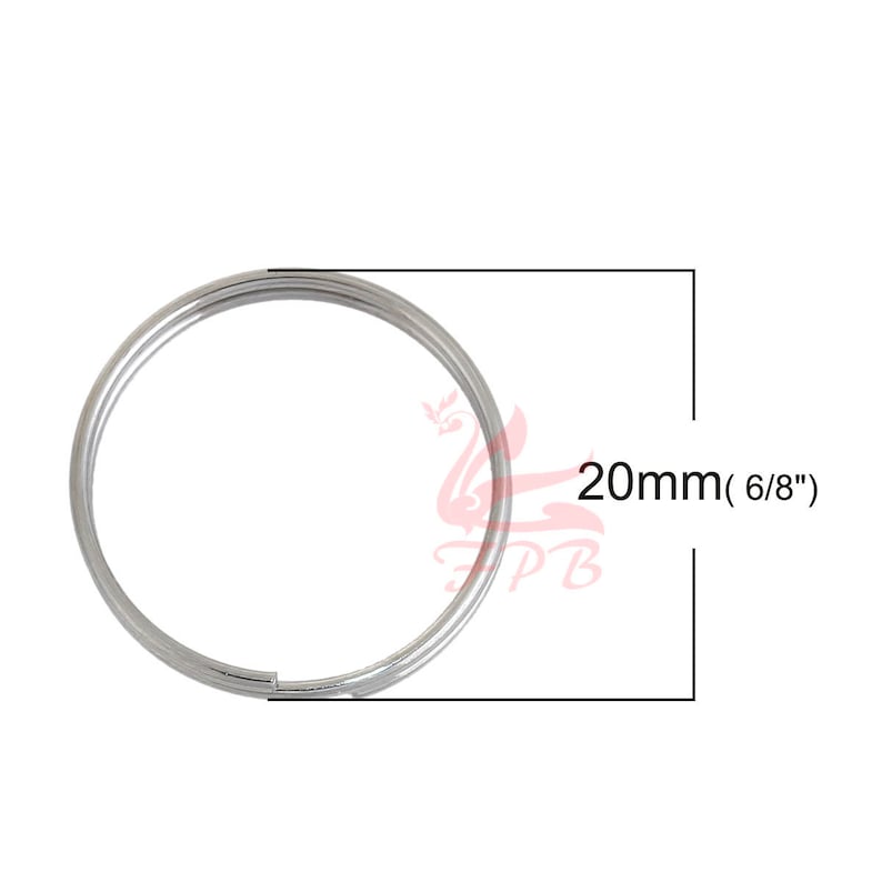 Puede incluir: Un llavero de plata con un di&aacute;metro de 20 mm (6/8").