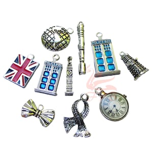 Könnte beinhalten: Eine Sammlung silberfarbener Anhänger mit britischen und Science-Fiction-Motiven. Enthält eine Union Jack, eine Polizeibox, Big Ben, eine Fliege, einen Schal, einen Globus, einen Sonicschraubenzieher, einen Dalek und eine Taschenuhr.
