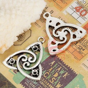 5 Celtic Trinity-knoopbedels 29 mm groothandel antiek verzilverde triquetra-hangers SC0133784