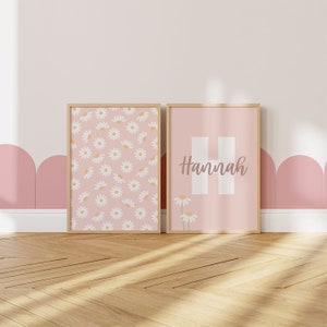 Juego de 2 impresiones de pared para guardería con letras, estampado de margaritas, arte bohemio para guardería de niña, impresiones de pared rosas, estampado de flores con nombre personalizado, 11 x 14, 8 x 10