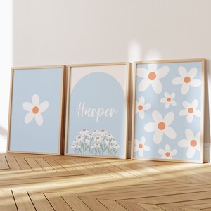 Juego de 3 cuadros de pared para guardería con letras, cuadro de margaritas para guardería, cuadro de niña azul para guardería, cuadros de pared en azul bebé, cuadro de flores con nombre personalizado de 11 x 14