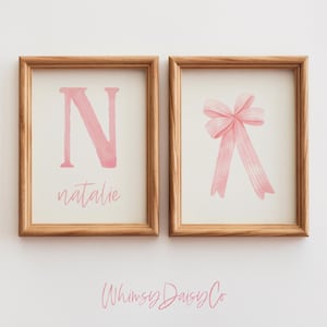 Aangepaste afdruk van de naam babymeisje met roze strik - Gepersonaliseerde kinderkamerkunst, afdrukbare kinderkamer