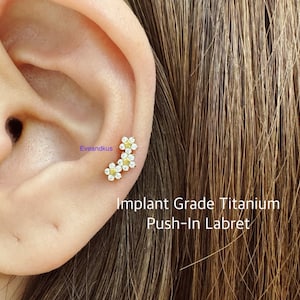 20g 18g 16g Zierliche Dreifach Blume CZ Push In Threadless Titan Labret, Titan für Tragus, Conch, Knorpel, Helix Piercing