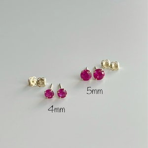 Pode incluir: Dois pares de brincos de pressão de rubi vermelho, um par de 4 mm e o outro de 5 mm.