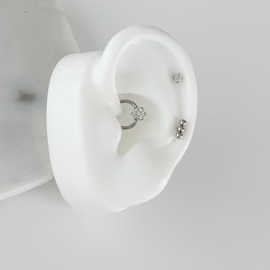 Blumen Septum Ring: Titan Daith Clicker von Implant Grade