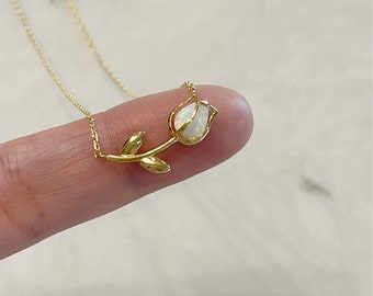 Collar de tulipán, collar bañado en oro de 18k con tulipán de ópalo blanco