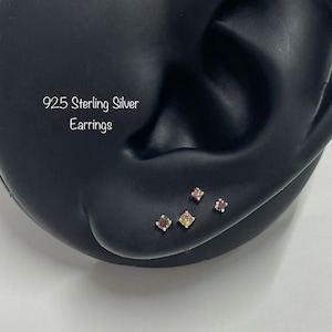 Può includere: Quattro piccoli orecchini quadrati con pietre preziose di diversi colori. Gli orecchini sono in argento sterling 925. 925 Orecchini in argento sterling