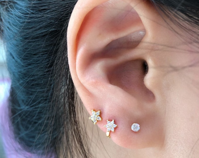 Tiny Flower Huggie Hoop Cartilage (Single), 925 Sterling Silver Mini Huggie hoop, 5.5mm(hoop inner size) Tiny Cartilage, Helix, Tragus