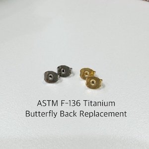 Puede incluir: Tres respaldos de pendientes de mariposa, dos son plateados y uno es dorado. Los respaldos están hechos de titanio ASTM F-136. El texto "ASTM F-136 Titanium Butterfly Back Replacement" está escrito debajo de los respaldos de los pendientes.