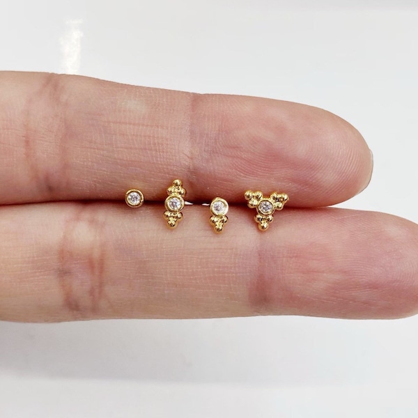 Pendientes de stud no coincidentes, BOHO tres tachuelas de bola, set de 4 pendientes de pernos diminutos no coincidentes