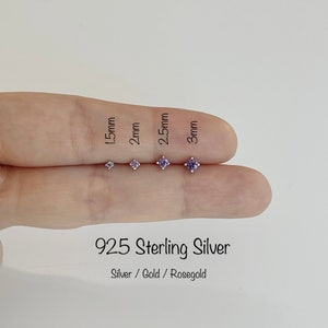 Puede incluir: Cinco tachuelas de nariz de plata de ley con piedras de circonita cúbica de color morado. Las piedras tienen un tamaño de 1,5 mm, 2 mm, 2,5 mm y 3 mm.