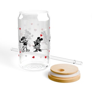 Puede incluir: Un vaso de vidrio transparente con un dise&ntilde;o de Mickey Mouse y Minnie Mouse. El vaso tiene una pajita y una tapa de madera con un anillo de silicona.