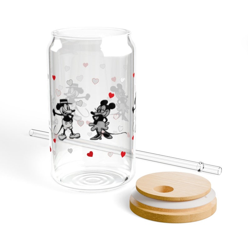 Puede incluir: Un vaso de vidrio transparente con un dise&ntilde;o de Mickey Mouse y Minnie Mouse. El vaso tiene una pajita y una tapa de madera con un anillo de silicona.