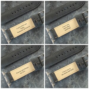 K&ouml;nnte beinhalten: Vier verschiedene Apple Watch-Armb&auml;nder mit personalisierten Gravuren. Die Armb&auml;nder sind aus dunkelgrauem Leder mit wei&szlig;en N&auml;hten. Die Gravuren sind in schwarzer Schrift auf einem hellbeigen Hintergrund. Die Gravuren lauten: "I will LOVE you Today, Tomorrow & Forever", "I love you, more than anything!", "Forever and Always my love", und "I love you to the moon and back".
