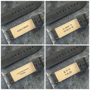 K&ouml;nnte beinhalten: Vier verschiedene Apple Watch-Armb&auml;nder mit personalisierten Gravuren. Die Armb&auml;nder sind aus schwarzem Leder mit wei&szlig;en N&auml;hten und einer silbernen Schlie&szlig;e. Die Gravuren beinhalten "Emily Drew", "31.9686&deg; N 99.9018&deg; W", "Love You Forever &hearts; Sara" und "K &hearts; S 7-9-20".