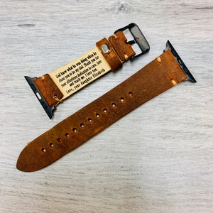 Peut inclure: Bracelet de montre Apple en cuir marron avec un message personnalis&eacute; qui dit : "Dieu savait ce qu'il faisait quand il t'a choisi pour &ecirc;tre mon p&egrave;re. Merci pour ton d&eacute;vouement sans faille &agrave; prendre soin de moi, &agrave; m'aimer et &agrave; m'apprendre. Je t'aime. Avec amour, ta fille Elizabeth."